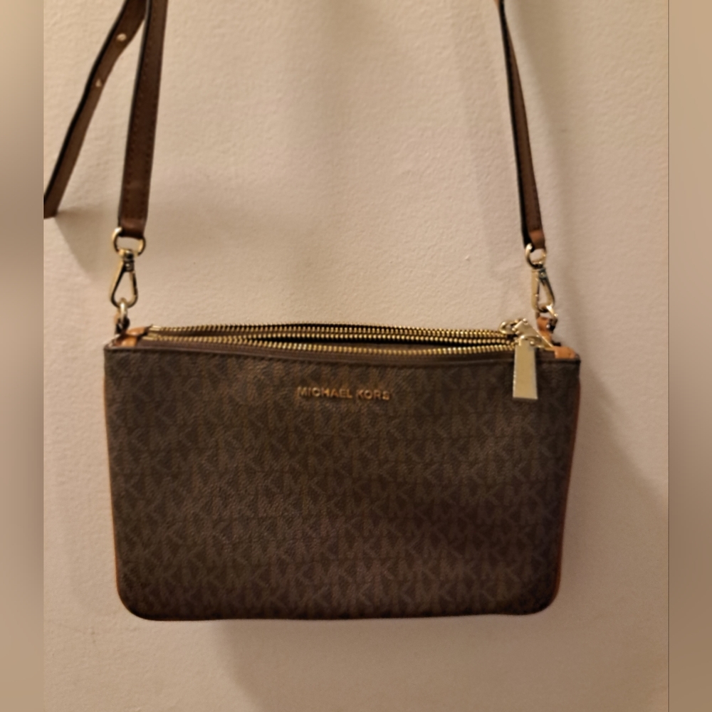Michael Kors, Women's Crossbody Bag,       *EXCELLENT CONDITION* Inside*